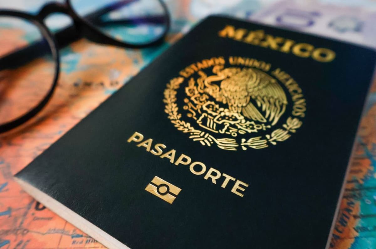 Personas colaborando para encontrar un documento